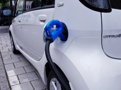 Jeździsz elektrykiem? Nie uciekniesz przed tym obowiązkiem. Unia chce zmian w przeglądach technicznych