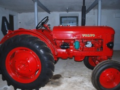 T-25, ale nie Władymirec, bo Volvo i też był czerwony. Czekaj, że co?