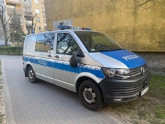 Wolsztyn: Dramat seniorki i skandal pod blokiem! Gdy ratowali życie – ktoś zniszczył radiowóz