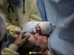 Poród pośród alarmów bombowych. Tak na świat przyszła córka Sarah