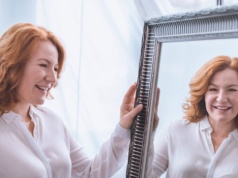 Połącz z miodem i nałóż na twarz. Ta roślina optycznie ją odmłodzi