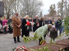 Dzień Pamięci Ofiar Zbrodni Katyńskiej. Pod pomnikiem na Konteszyńcu spotkali się członkowie Stowarzyszenia Rodzina Katyńska w RC oraz zaproszeni goście