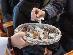 Włamał się do skarbonki z datkami. Wszystko uchwycił monitoring