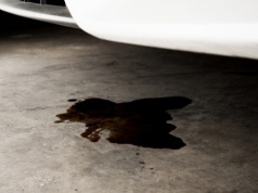 Wyciek spod auta? Zanim wydasz fortunę, połóż karton. Diagnoza w kilka minut