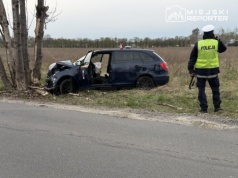 Skoda uderzyła w drzewo pod Warszawą. Pasażerka ranna, kierowca miał ponad 1,5 promila alkoholu