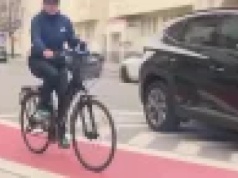 Kierowca prawie potrącił reporterkę na rowerze