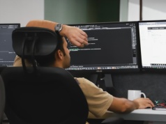 AI w pracy przyspiesza. Już niemal połowa Polaków korzysta z niej regularnie