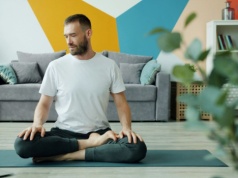 Siedzenie "po turecku" nie szkodzi zdrowiu. Twój kręgosłup ma za to inny problem