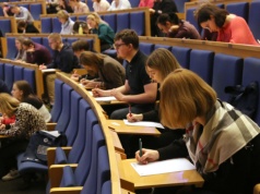 2 tys. zł różnicy w zarobkach. Eksperci wskazują przyczynę