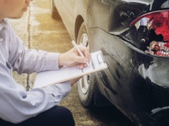 Ten nawyk może unieważnić odszkodowanie. Kierowcy robią to nagminnie
