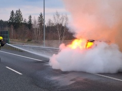 Samochód stanął w ogniu na trasie S7. Akcja strażaków i policji
