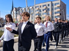 Polonez w centrum Świnoujścia przed maturami