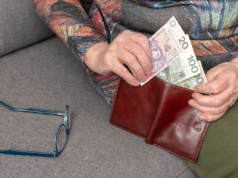 Prawie 400 zł co miesiąc dla starszych osób. Ważny jest rok urodzenia
