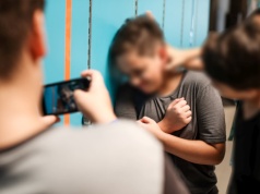 62 proc. uczniów szkół ponadpodstawowych doświadcza przemocy. Proszenie o pomoc? "Eskaluje problem"