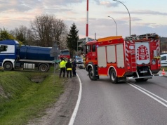 Zderzenie motocykla, autobusu i lawety. Są poszkodowani