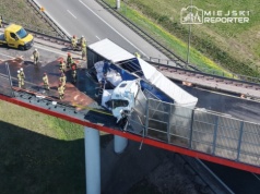 Ciężarówka wjechała w bariery i ekrany. Kierowca zakleszczony. Ruch z S8 na S2 zablokowany!