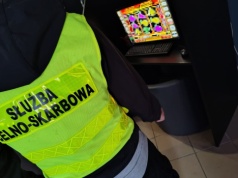Nielegalny salon gier zlikwidowany. Policjanci przejęli automaty i gotówkę