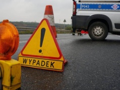 Zderzenie ciężarówki, busa i osobówki na drodze wojewódzkiej. Trasa całkowicie zablokowana