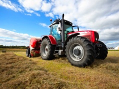 Prawo jazdy na traktor. Ile aktualnie kosztuje kurs na kategorię T i czy warto go robić, mając już kategorię B?