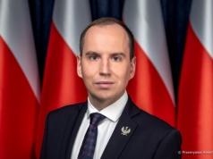 Adam Andruszkiewicz oskarżony ws. fałszerstwa. Pisowskie tłumaczenia