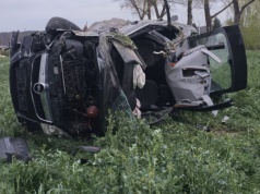 Lublin: roztrzaskał Opla na drzewie, był nietrzeźwy. Zobacz nagranie wypadku