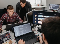 Fala zwolnień w branży technologicznej. Sztuczna inteligencja zastępuje pracowników