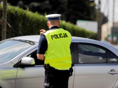 Miganie światłami a mandat. Kierowcy wciąż nie znają tej zasady