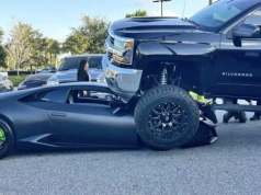 Kobieta w pickupie przejechała Lamborghini. Nadal chcecie te krowy w Europie?