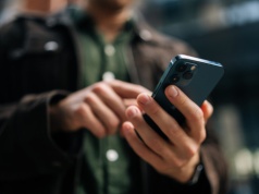 Zdjęcia z WhatsAppa i Messengera zaśmiecają telefon? Zmień te ustawienia