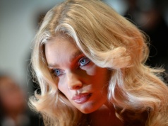 Oczekująca drugiego dziecka Elsa Hosk w najmodniejszym płaszczu tej wiosny