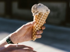Domowe lody bez długich przygotowań? Ten sprzęt w końcu to upraszcza