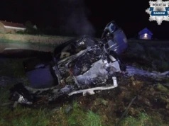 Kierujący Porsche wypadł z drogi i wylądował na polu. Auto zaczęło się palić. Kierowca uciekł pieszo