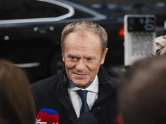 Tusk zaskoczył zwiedzających i… wszedł do sali