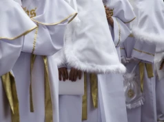 Czy chrzestni muszą kupować prezent na komunię? Kościół mówi wprost: tylko jeden obowiązek