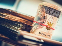 Mocny złoty na początku tygodnia. Słabsze dane o sprzedaży detalicznej