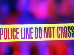 Chicago: Dwulatek śmiertelnie postrzelił się z broni znalezionej w domu. Aresztowano jedną osobę