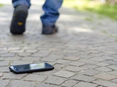 Polacy coraz rzadziej wymieniają telefony. Powód może zaskakiwać