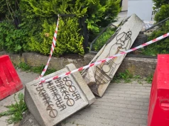Szklarska Poręba: Pomnik runął na chodnik.