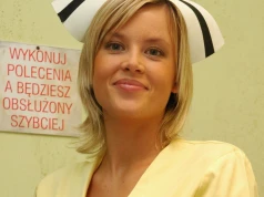 Pamiętacie pielęgniarkę z "Daleko od noszy"? Dziś wygląda jak inna osoba, trudno oderwać wzrok