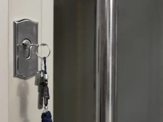 Zostawiasz klucz w zamku na noc? Ślusarz wyjaśnia, czym to grozi
