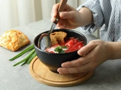 Wiosenne superfoods dla dojrzałych kobiet. Wspierają organizm po 50.