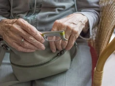 Dramat 77-latki z Olsztyna. Myślała, że ratuje chorą córkę – straciła 15 tysięcy złotych