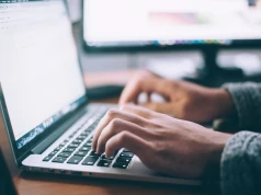 AI zabiera zlecenia copywriterom. Liczba ofert spadła o ponad 50%