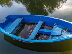 Na jeziorze wywróciła się łódź. Trzy osoby wpadły do wody