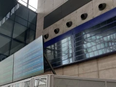 Przez 2,5 roku nie dało się ich naprawić. Na dworcu w Katowicach pojawiły się nowe wyświetlacze