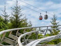 Pasażerowie pojadą 15 metrów nad ziemią. Górski rollercoaster już w te wakacje