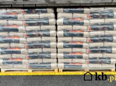 Zostawił worki z pelletem na słońcu. Opał został w kilka godzin zniszczony