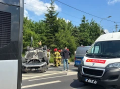 Dachowanie samochodu na Krakowskiej. Droga zablokowana. Trwa akcja służb
