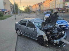 Olsztyn. Skoda wypadła z drogi i przewróciła się na bok. 22-latek z promilami tłumaczył się sennością