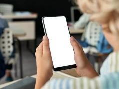 Zakaz smartfonów w szkołach i ochrona przed pornografią. Czy to najlepsza reforma Tuska?